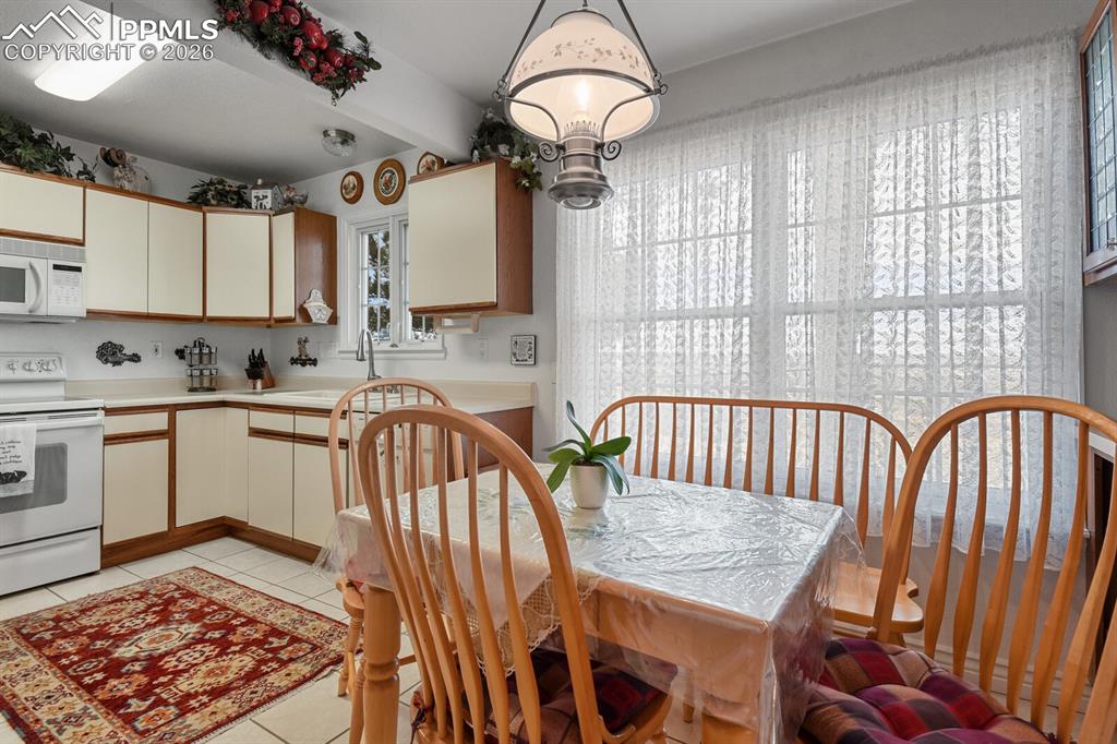 Image 14 of 50: Kitchen