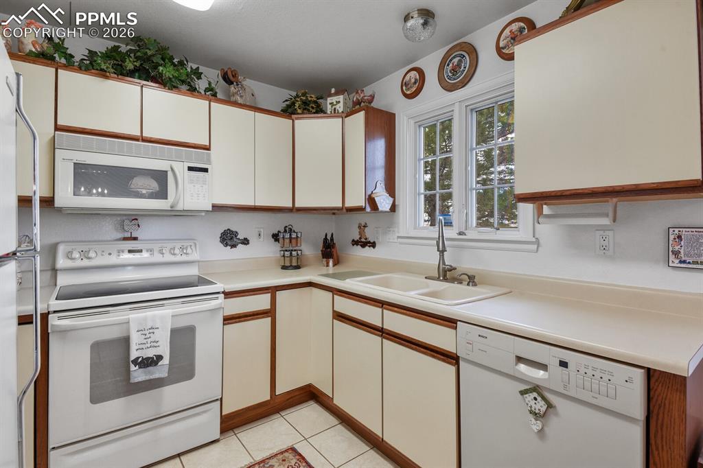 Image 16 of 50: Kitchen