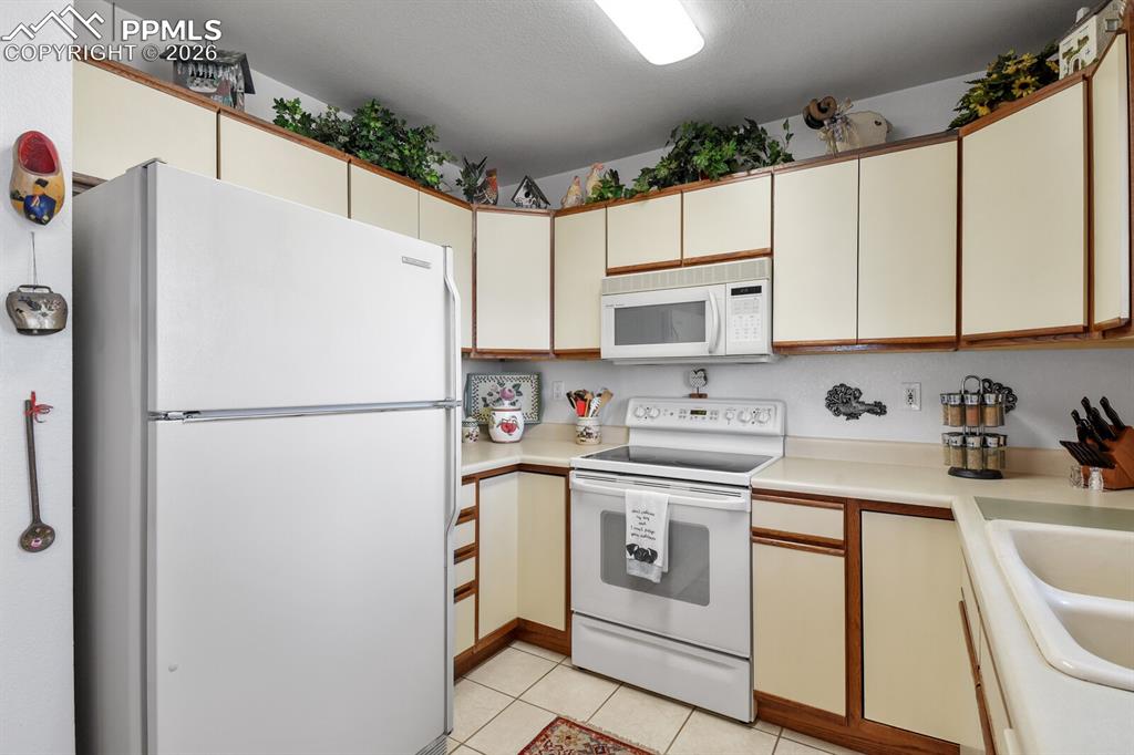 Image 17 of 50: Kitchen