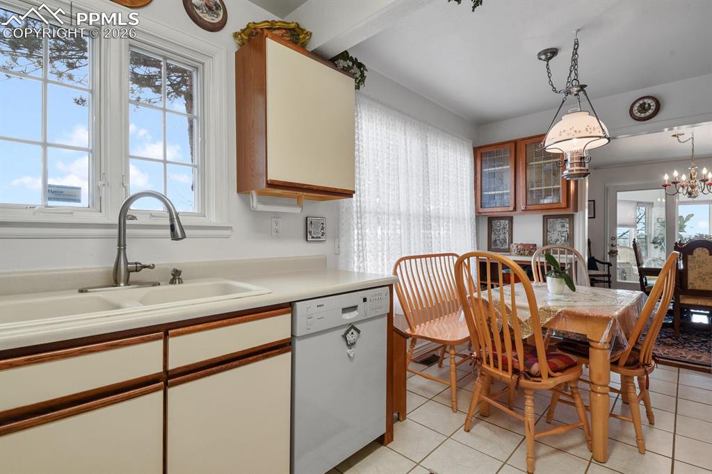 Image 19 of 50: Kitchen