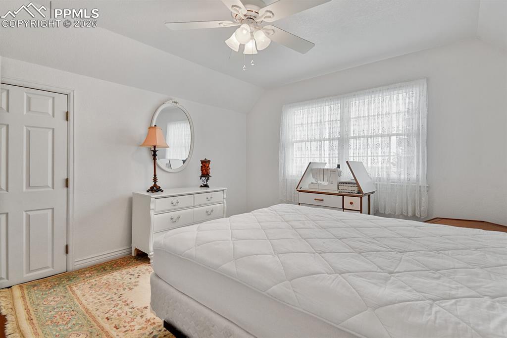 Image 28 of 50: Bedroom