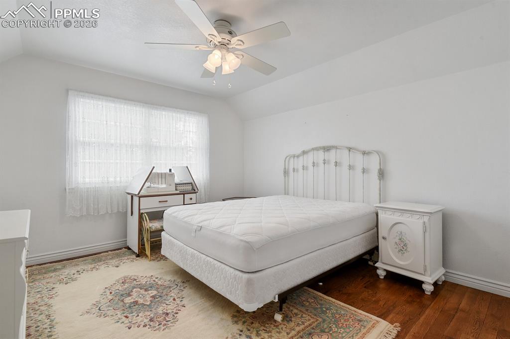 Image 29 of 50: Bedroom