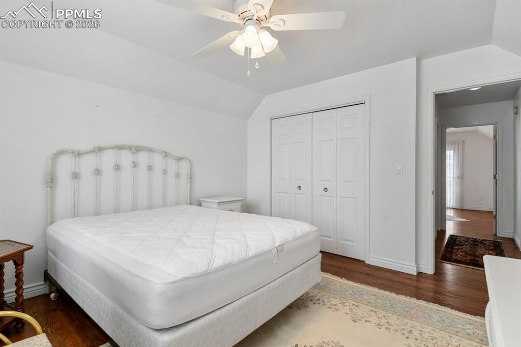 Image 30 of 50: Bedroom