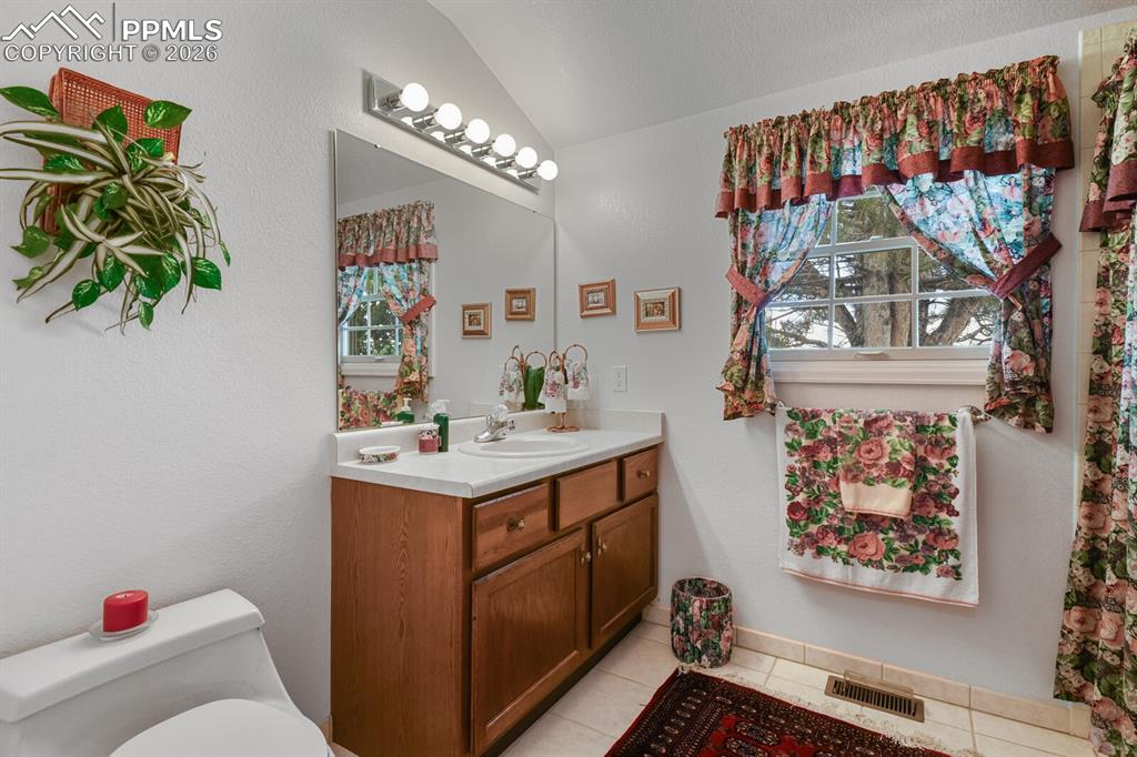 Image 31 of 50: Bathroom