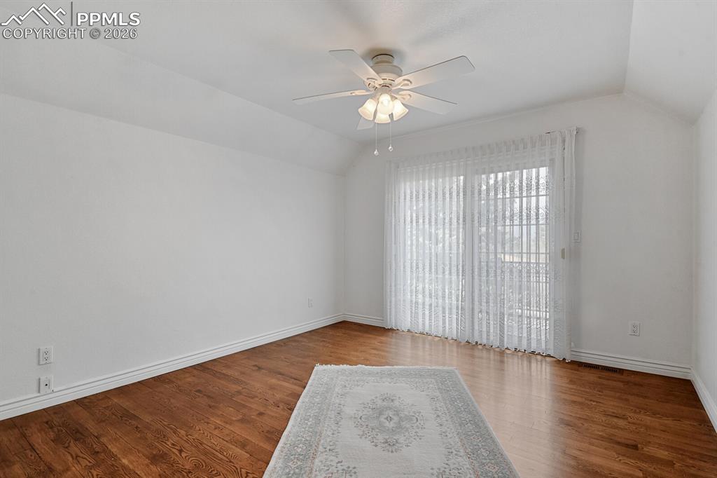 Image 32 of 50: Bedroom