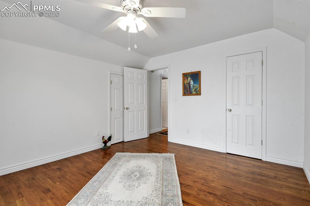 Image 33 of 50: Bedroom