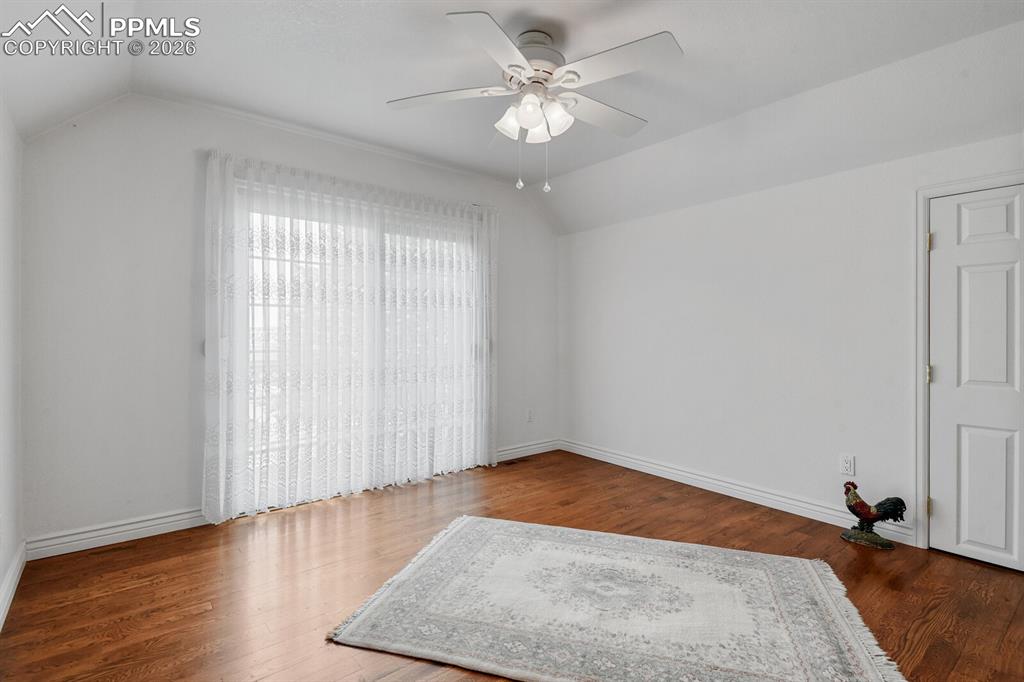 Image 34 of 50: Bedroom