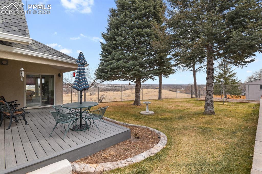 Image 42 of 50: Yard