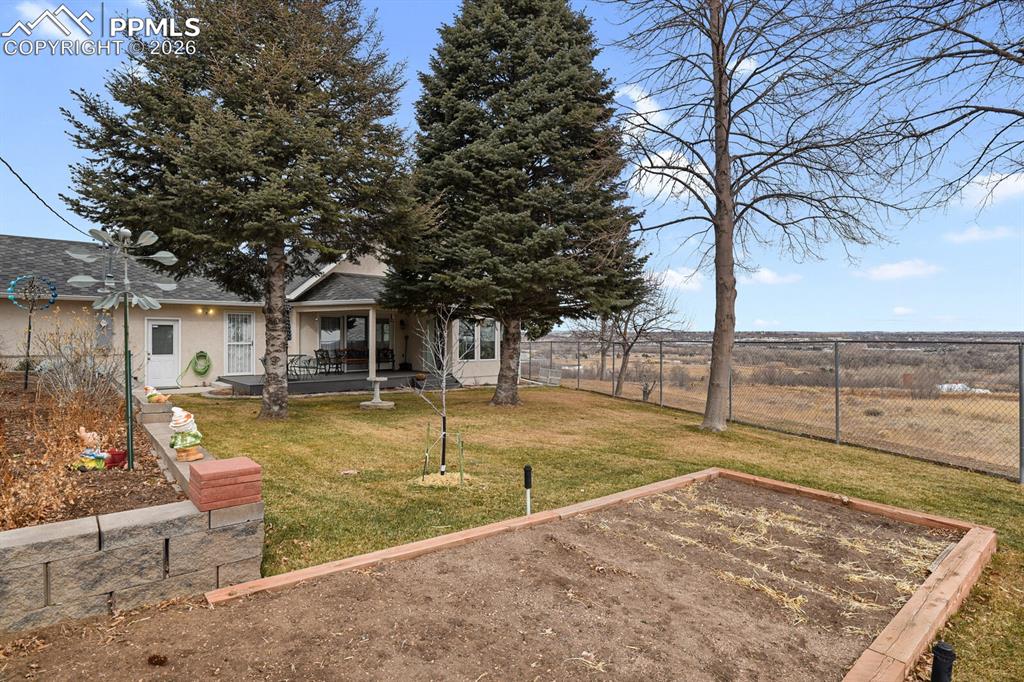 Image 45 of 50: Yard