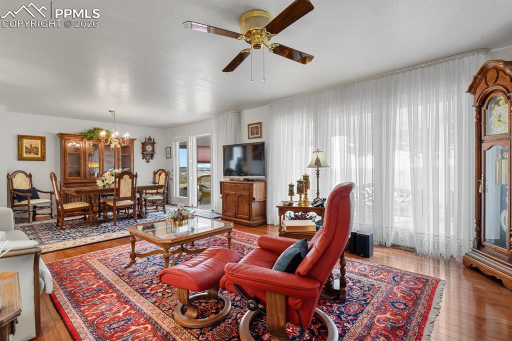 Image 8 of 50: Living Room