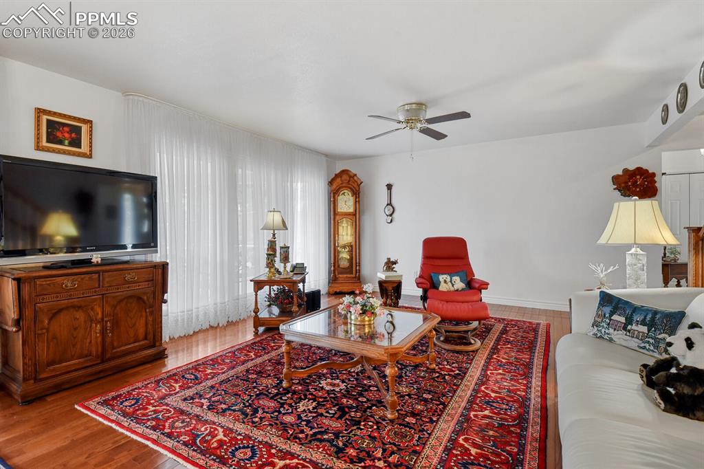 Image 9 of 50: Living Room