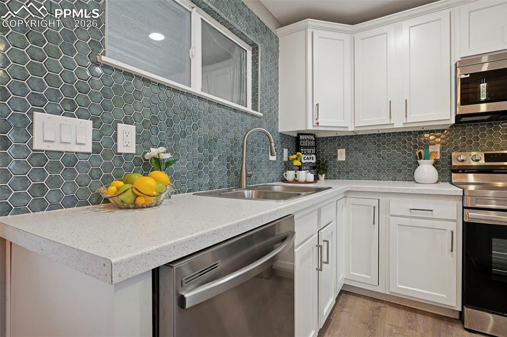 Image 12 of 24: Kitchen