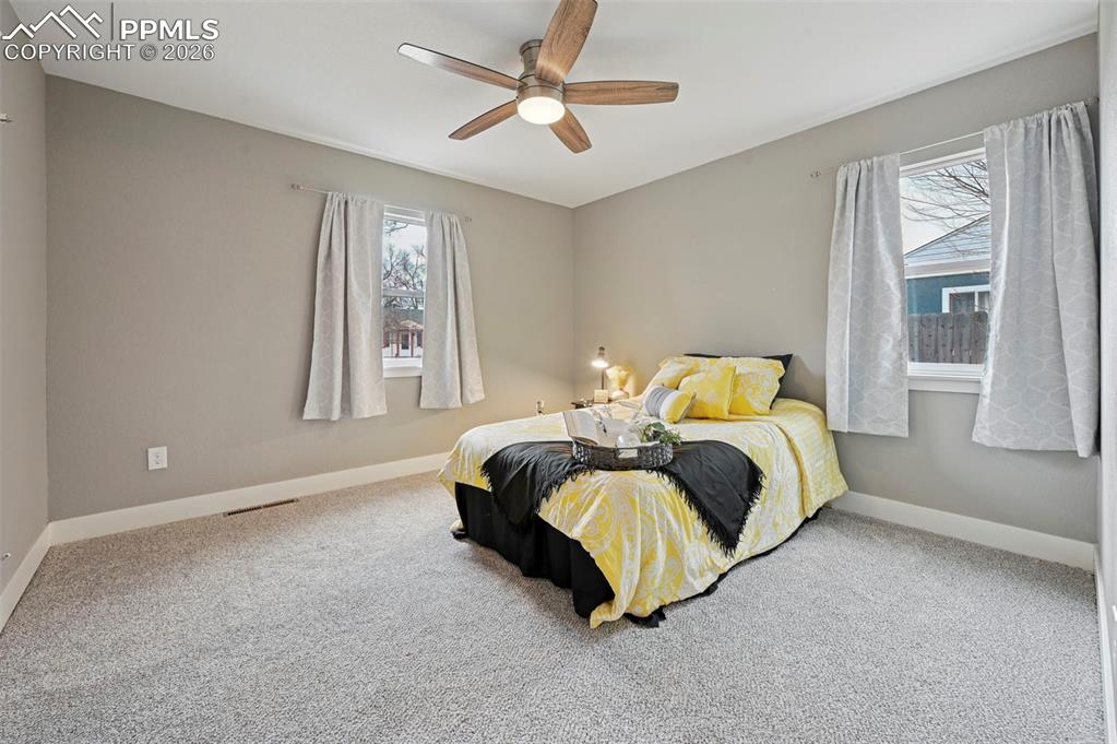 Image 14 of 24: Bedroom