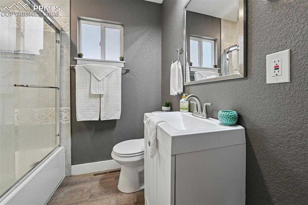 Image 18 of 24: Bathroom