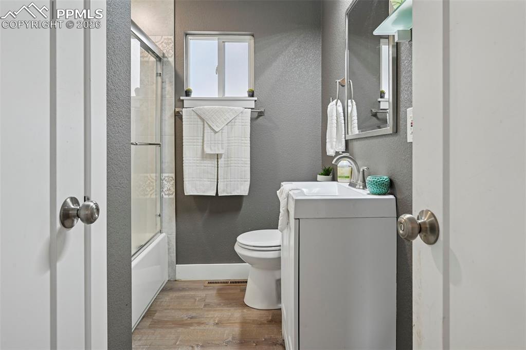 Image 19 of 24: Bathroom