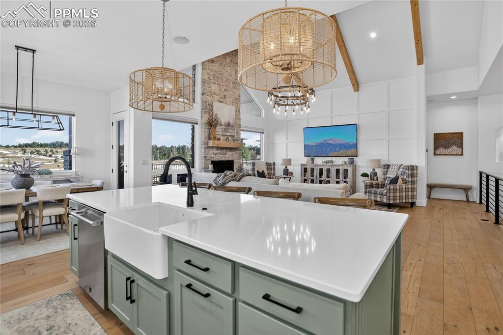 Image 10 of 49: Kitchen