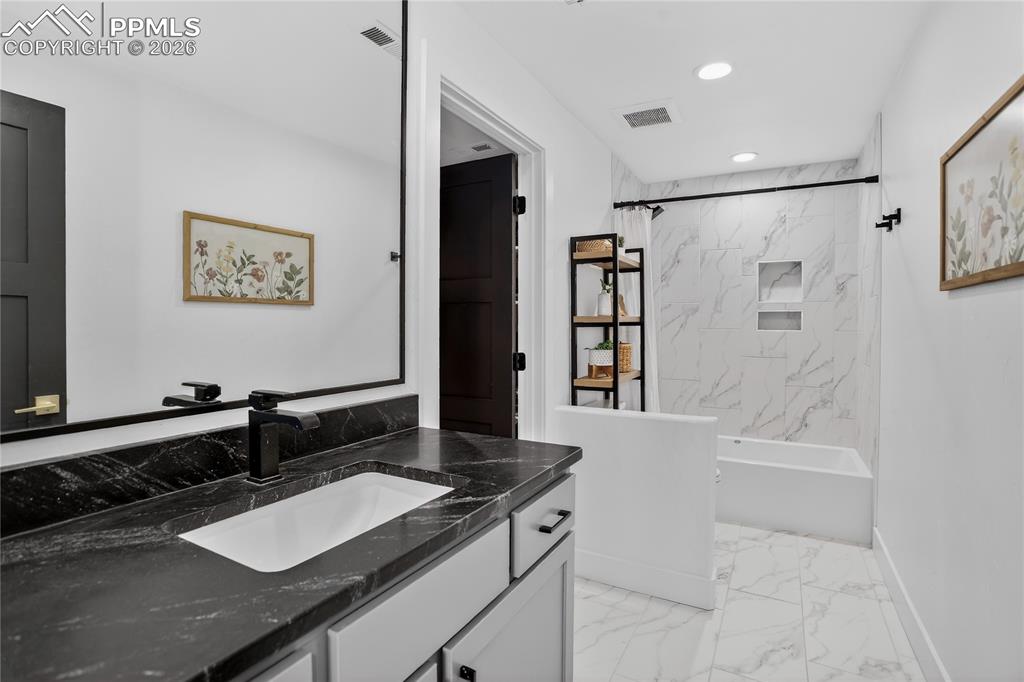 Image 31 of 49: Basement en-suite Guest Bath