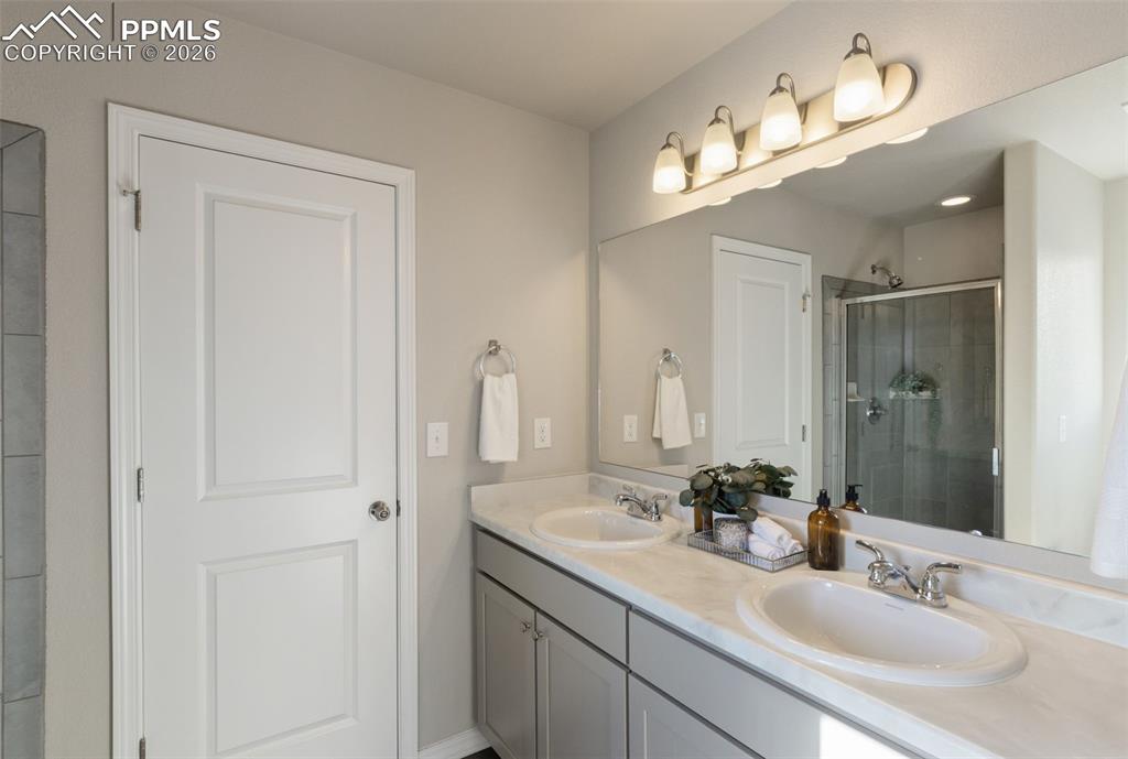 Image 17 of 28: Bathroom