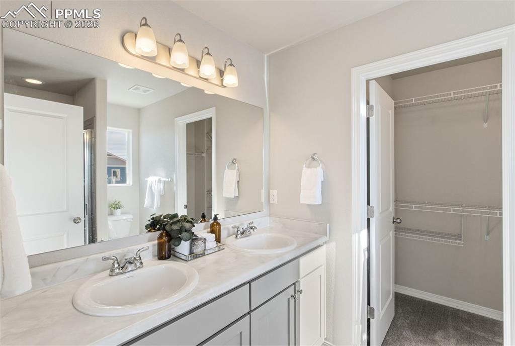 Image 18 of 28: Bathroom