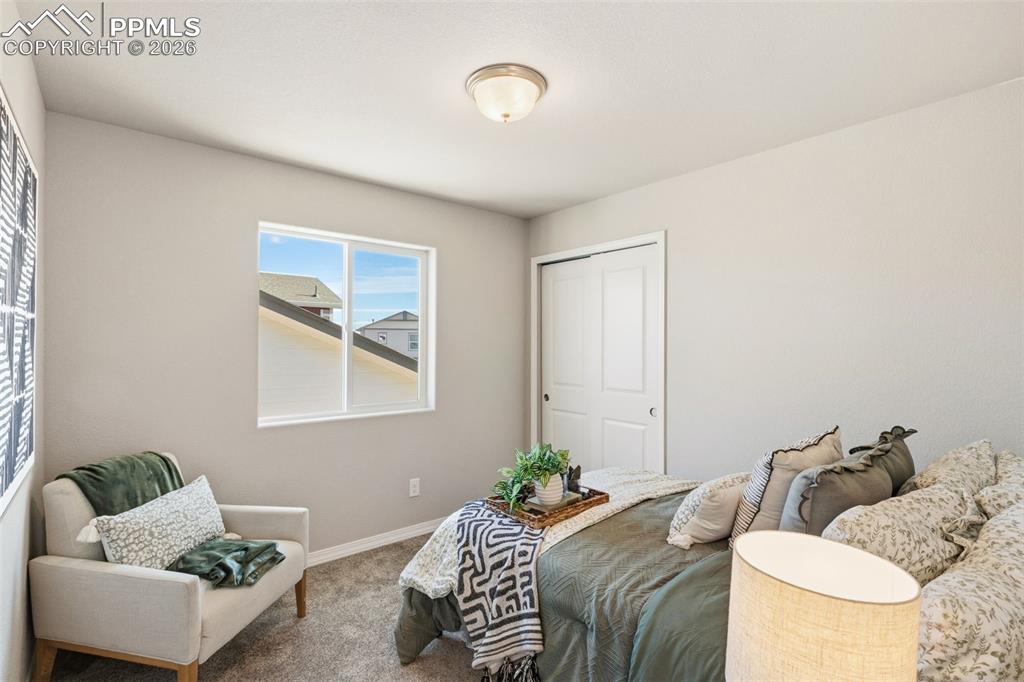 Image 19 of 28: Bedroom