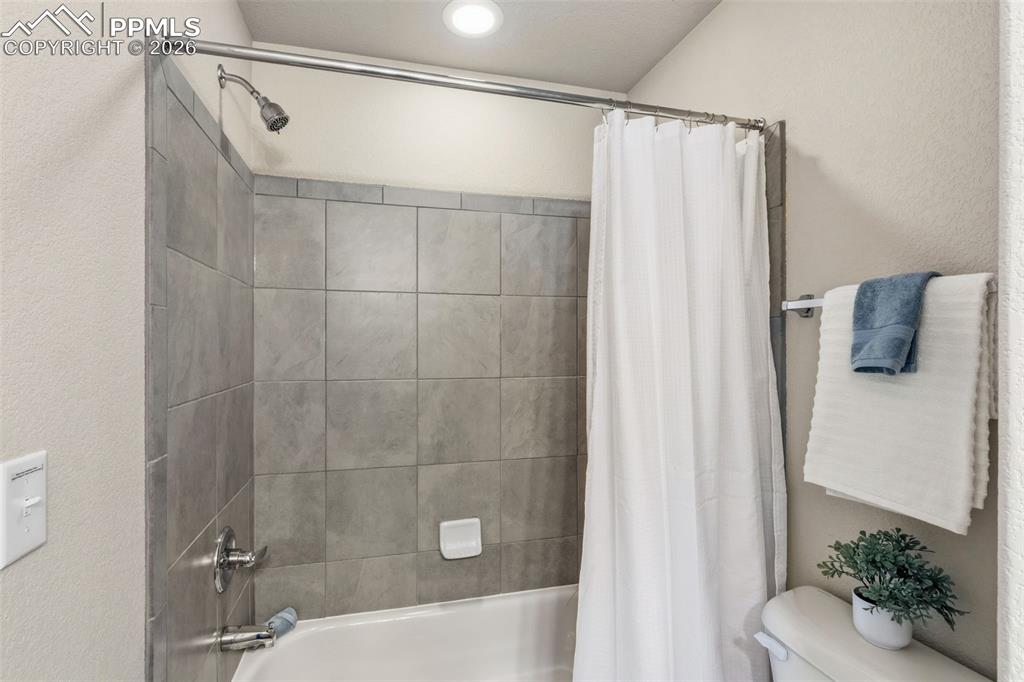 Image 22 of 28: Bathroom