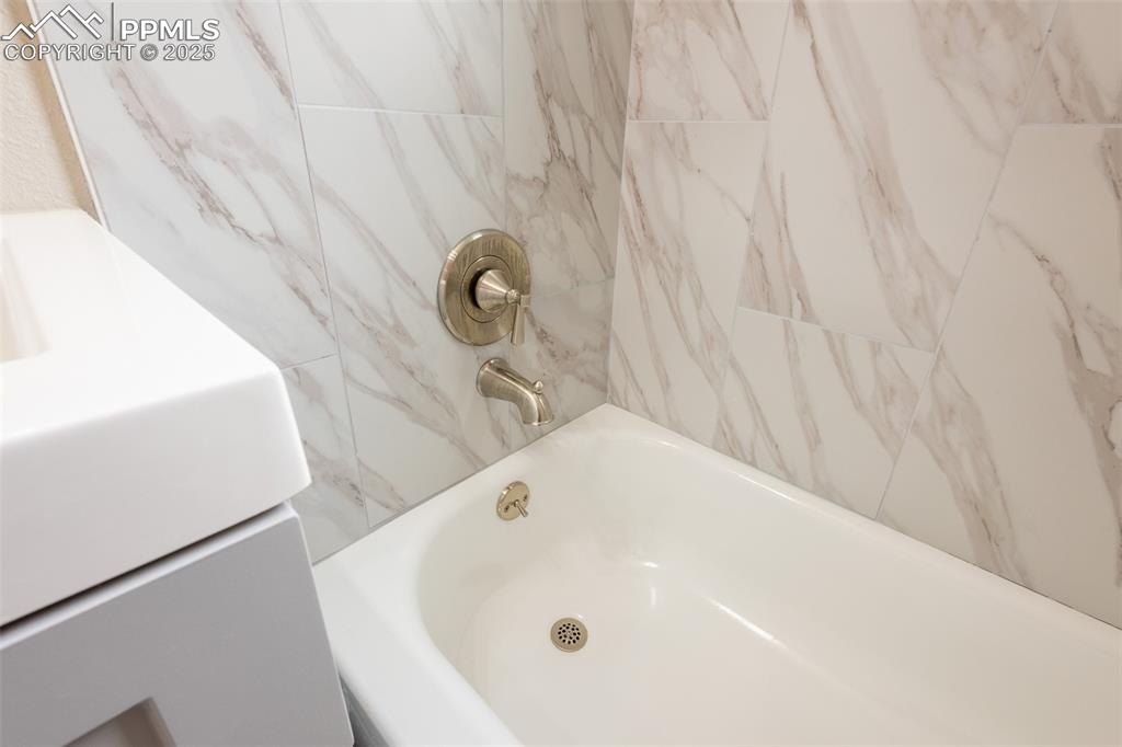 Image 17 of 25: Bathroom