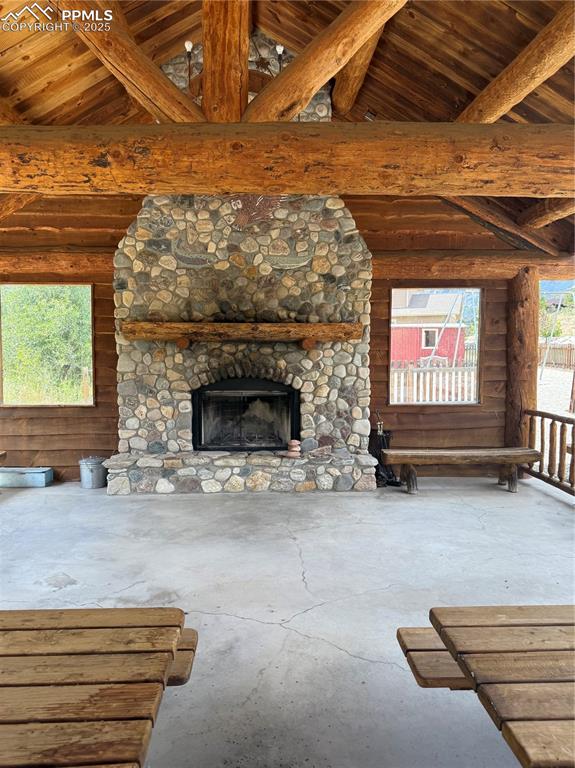 Image 10 of 13: Living Room