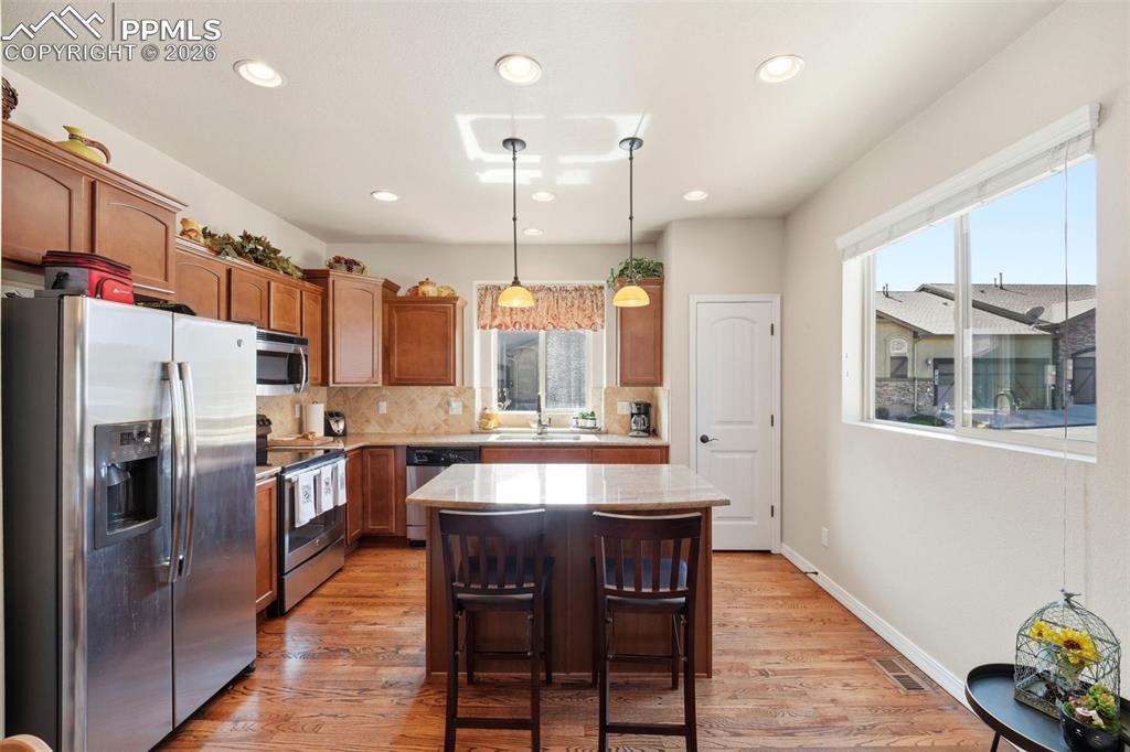 Image 10 of 50: Kitchen