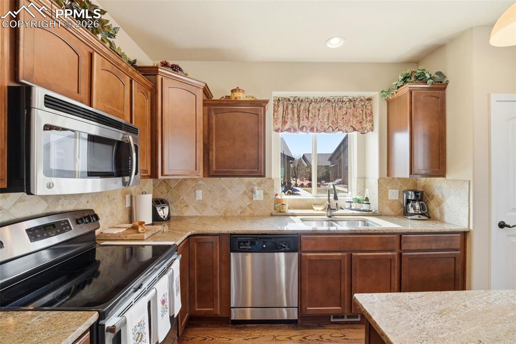 Image 13 of 50: Kitchen