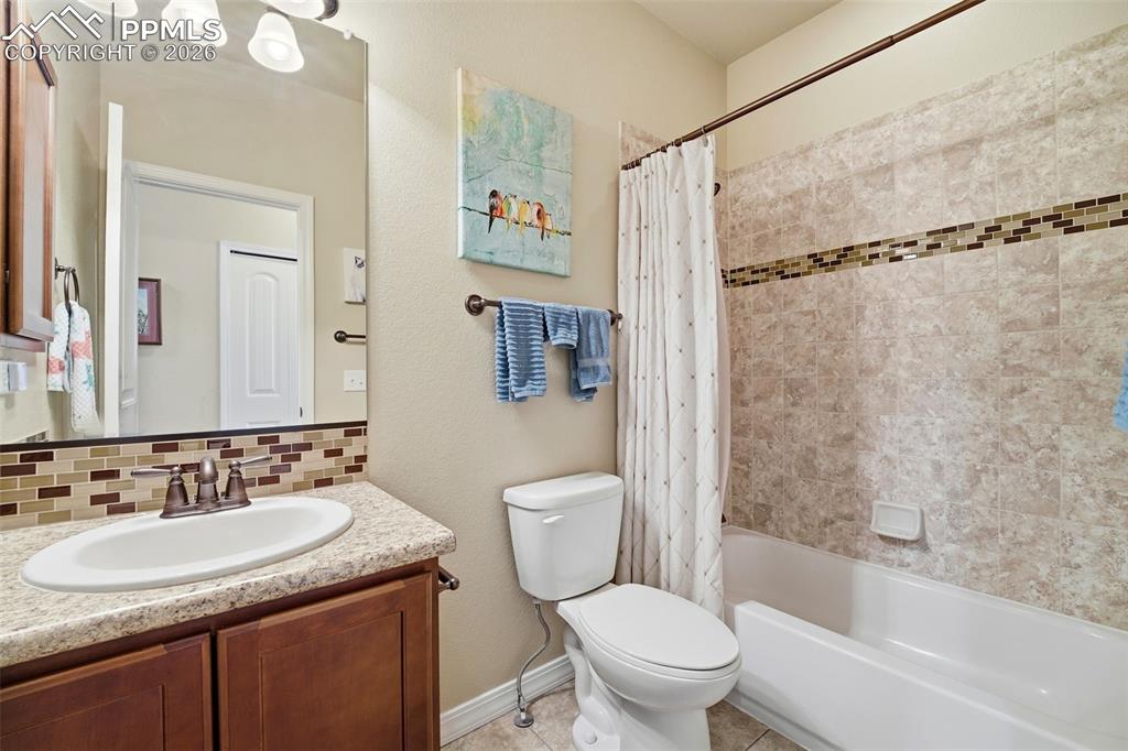 Image 14 of 50: Bathroom