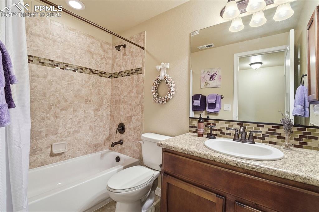 Image 33 of 50: Bathroom