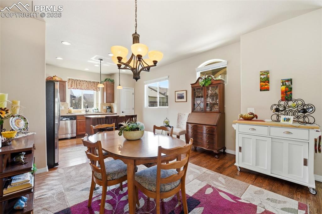 Image 7 of 50: Dining Area