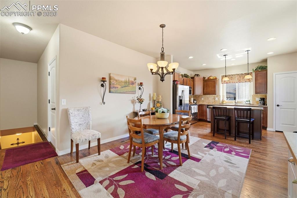 Image 8 of 50: Dining Area