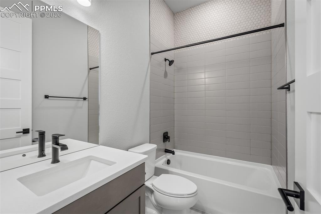 Image 25 of 38: Bathroom