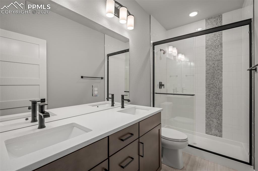 Image 33 of 38: Bathroom