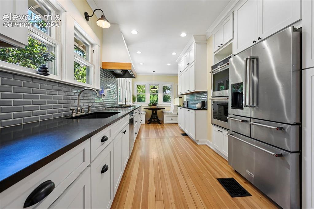 Image 10 of 50: Kitchen