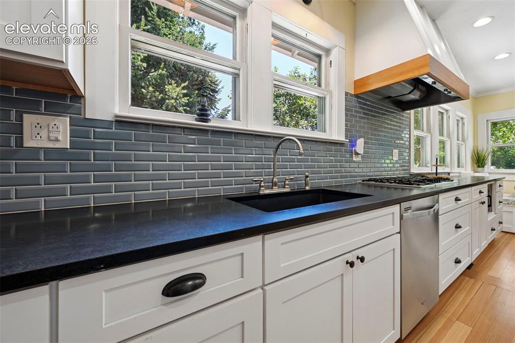 Image 11 of 50: Kitchen