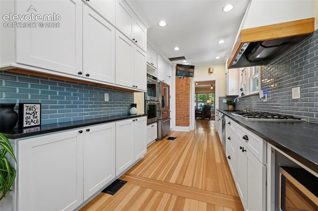 Image 12 of 50: Kitchen