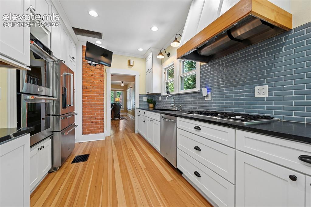 Image 13 of 50: Kitchen