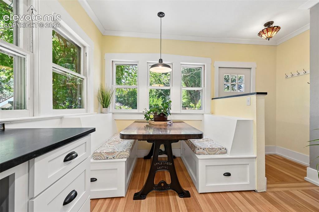 Image 14 of 50: Dining Area