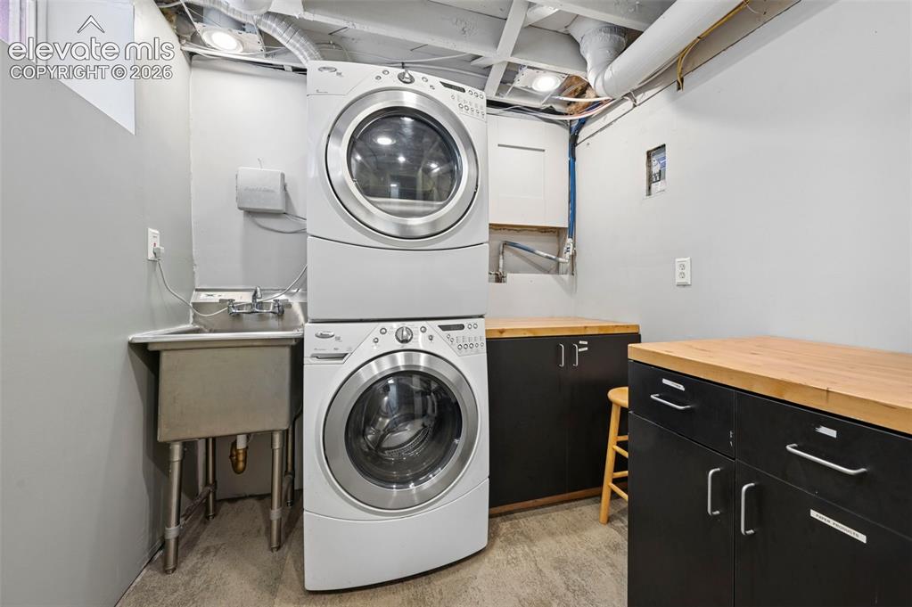 Image 18 of 50: Laundry