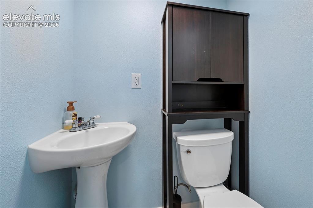 Image 19 of 50: Bathroom
