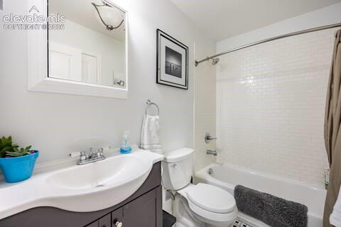 Image 41 of 50: ADU bathroom