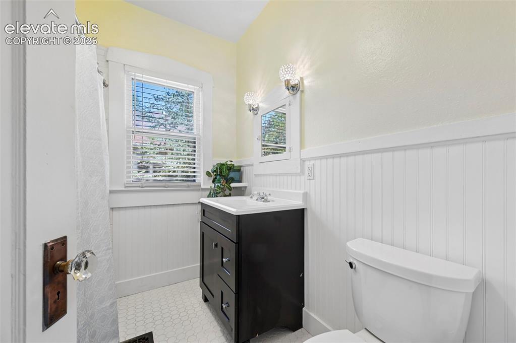 Image 5 of 50: Bathroom