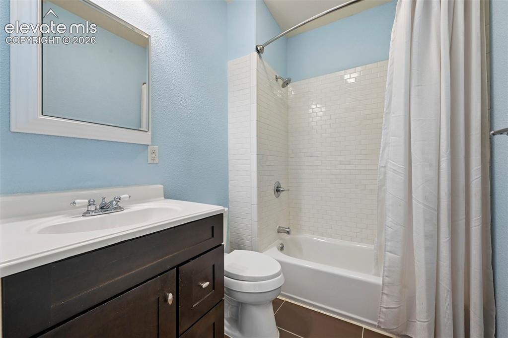 Image 9 of 50: Bathroom