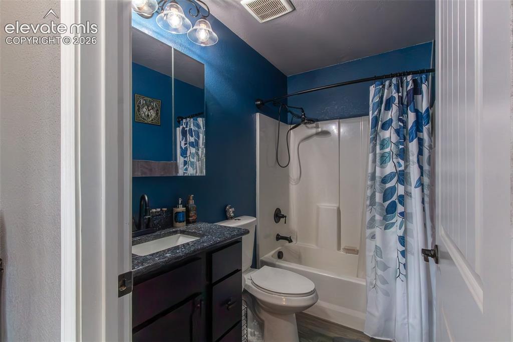 Image 12 of 44: Bathroom