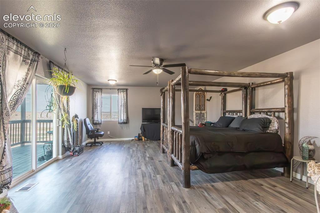 Image 18 of 44: Bedroom