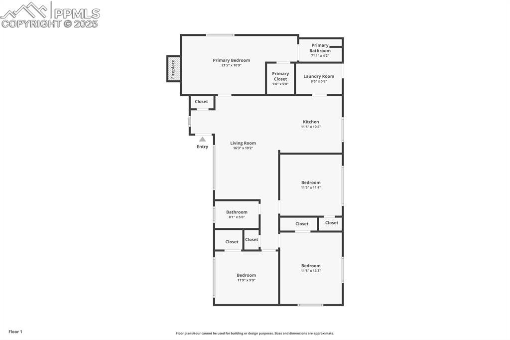 Image 24 of 24: View of room layout