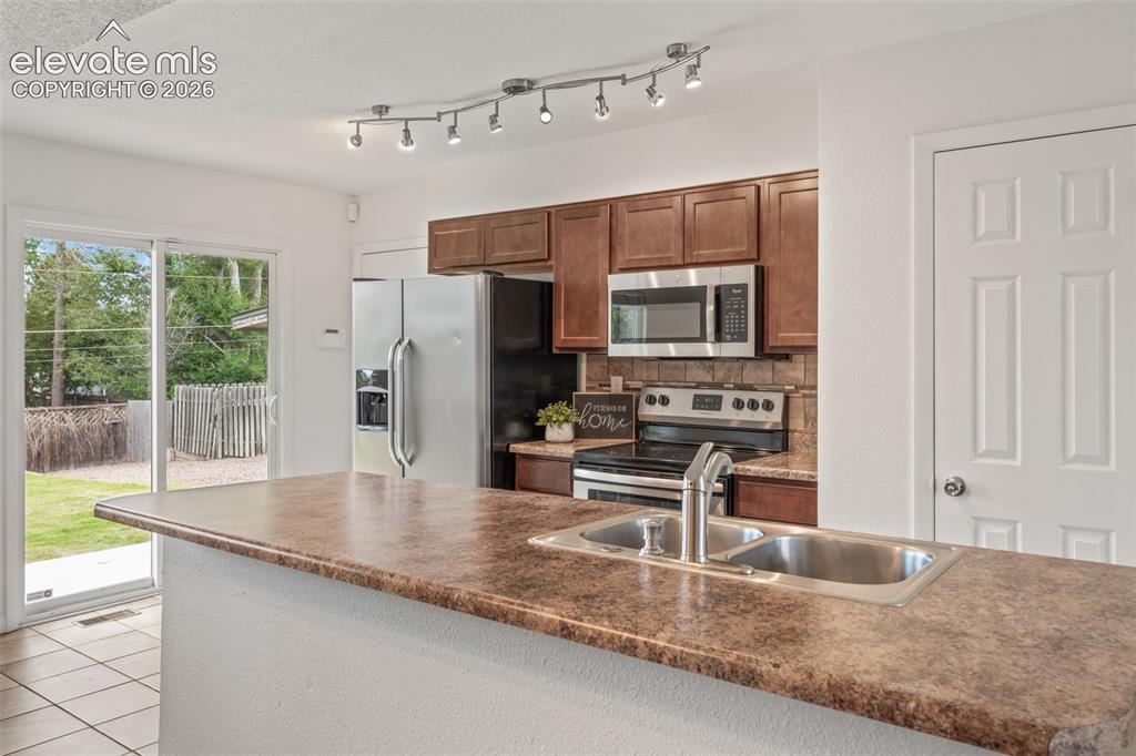 Image 13 of 49: Kitchen