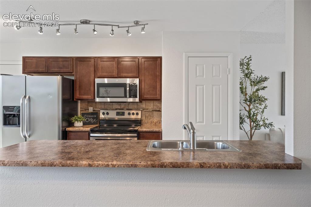 Image 14 of 49: Kitchen